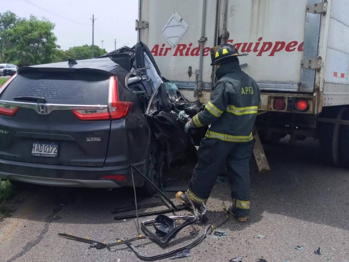 La mayor parte de la camioneta quedó aplastada al colisionar contra la rastra.