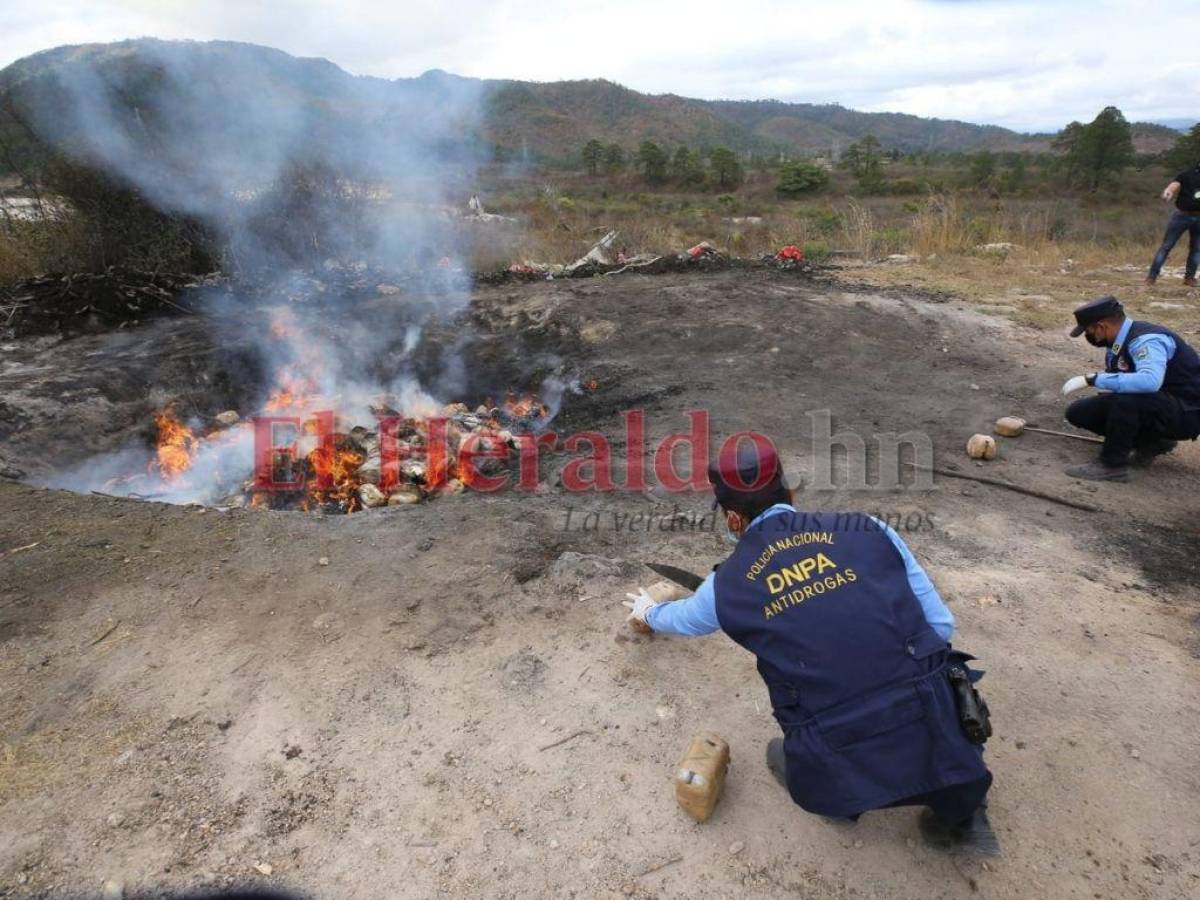 La Policía Antidrogas realiza el proceso para quemar las sustancias ilícitas.