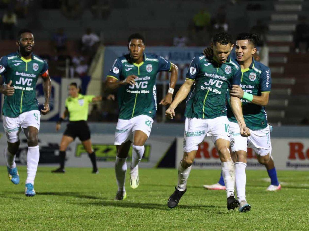 Ramírez manda el balón al arco y Licona no logra atraparlo a tiempo, Marathón domina el primer tiempo 1-0.