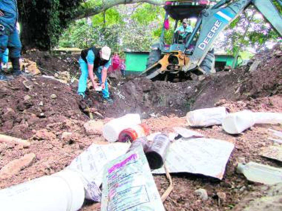 indignante hallazgo de medicinas enterradasen buen estado El Ministerio PÃºblico excavÃ³ en los predios de la RegiÃ³n Sanitaria nÃºmero 7 y encontrÃ³ una gran cantidad de medicamentos,tal como lo denunciÃ³ EL HERALDO el lunes reciÃ©n pasado.