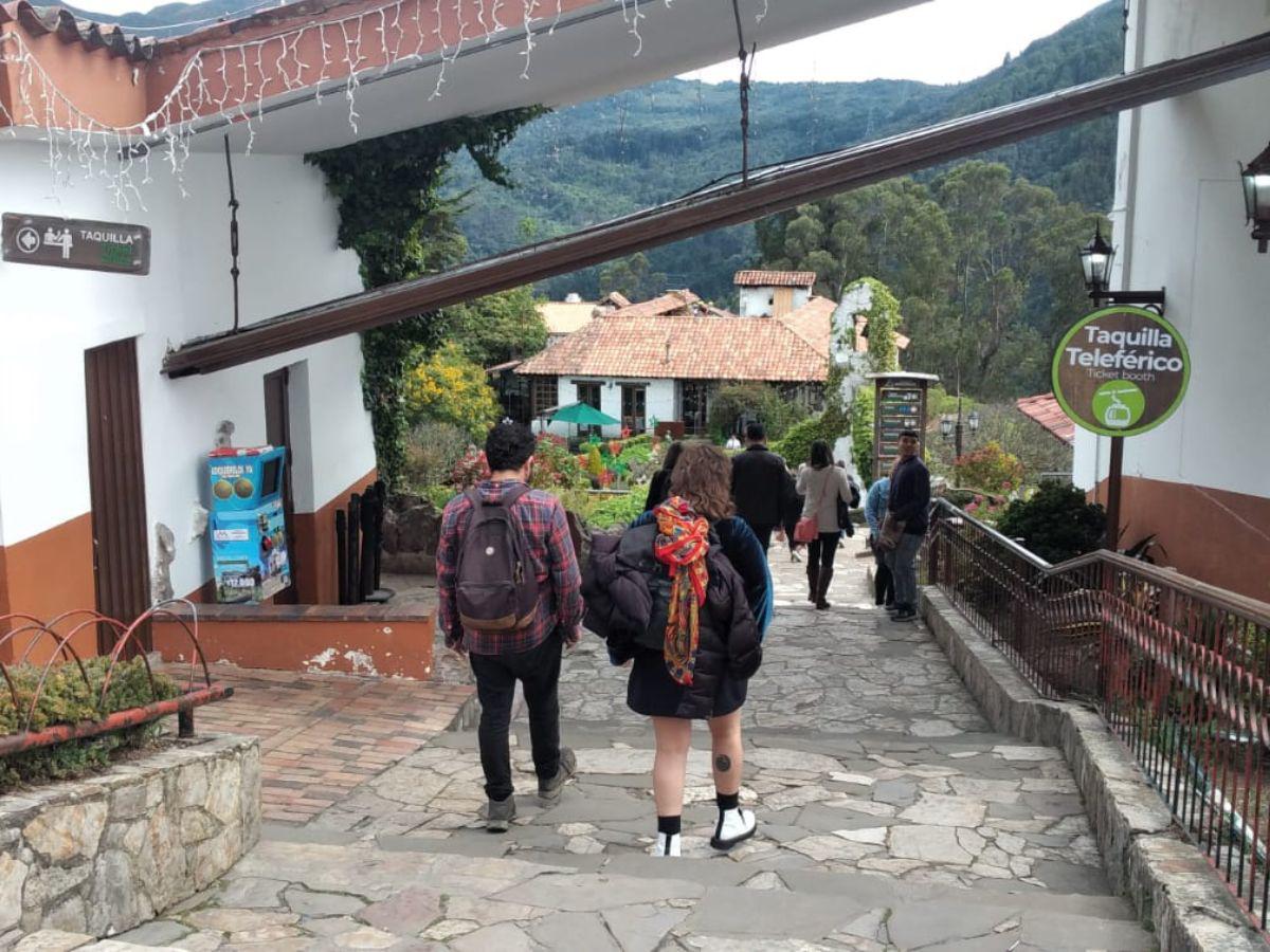 Los visitantes encuentran el templo y una hilera de restaurantes y tiendas de souvenirs que ofrecen toda clase de productos.