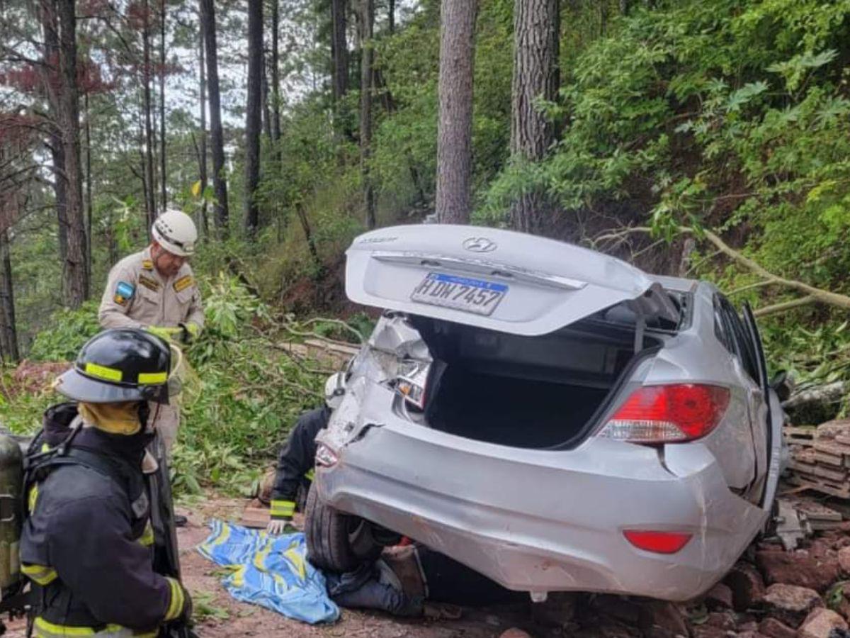 Mujer muere tras caer con su vehículo a una hondonada en Valle de Ángeles