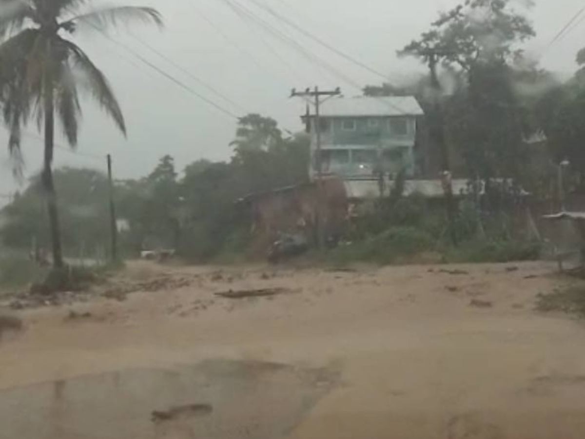 En imágenes se muestran las condiciones en las que están las calles de Roatán debido a las fuertes lluvias.