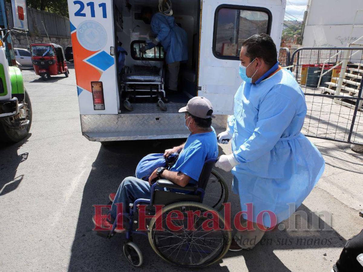 El personal que realiza los traslados porta su traje de bioseguridad y está entrenado para estabilizar a los pacientes covid-19.