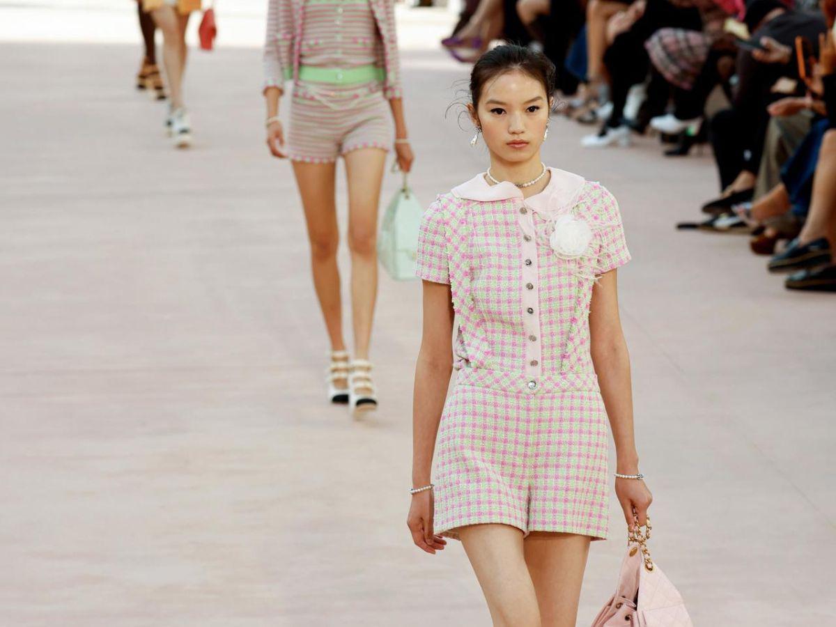 El tweed reina en el desfile de Chanel Primavera-Verano 2025 en el Grand Palais