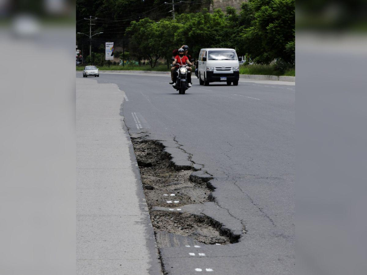 Sobre ‘cráteres’ y en tinieblas transitan motociclistas por algunas zonas de Honduras