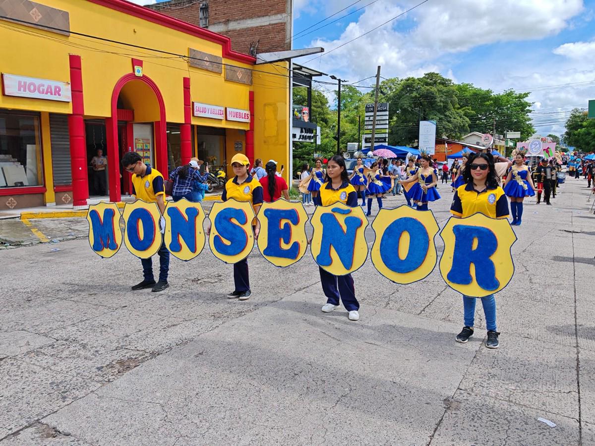 Choluteca celebra su 179 aniversario con colorido desfile y carrozas