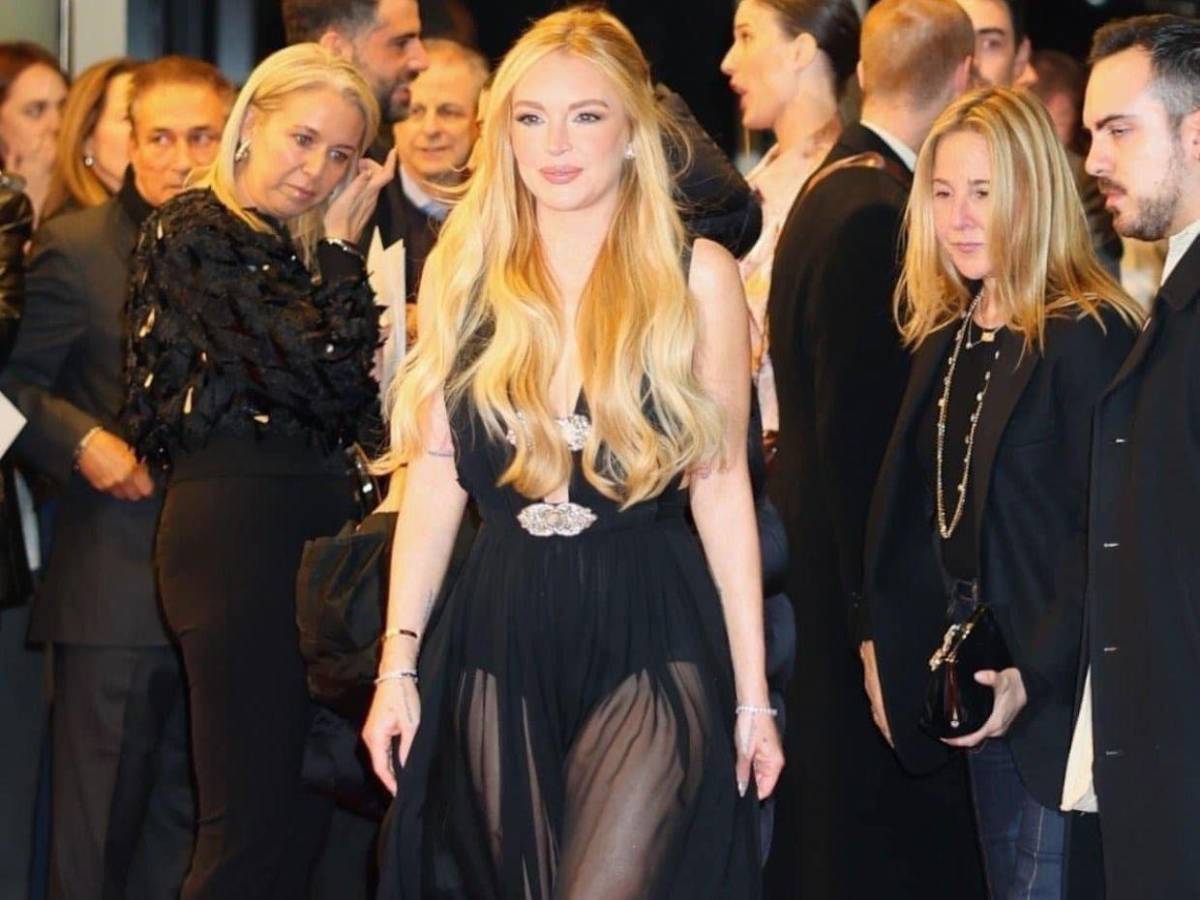 Lindsay Lohan deslumbra luciendo más joven en el estreno de “Our Little Secret”