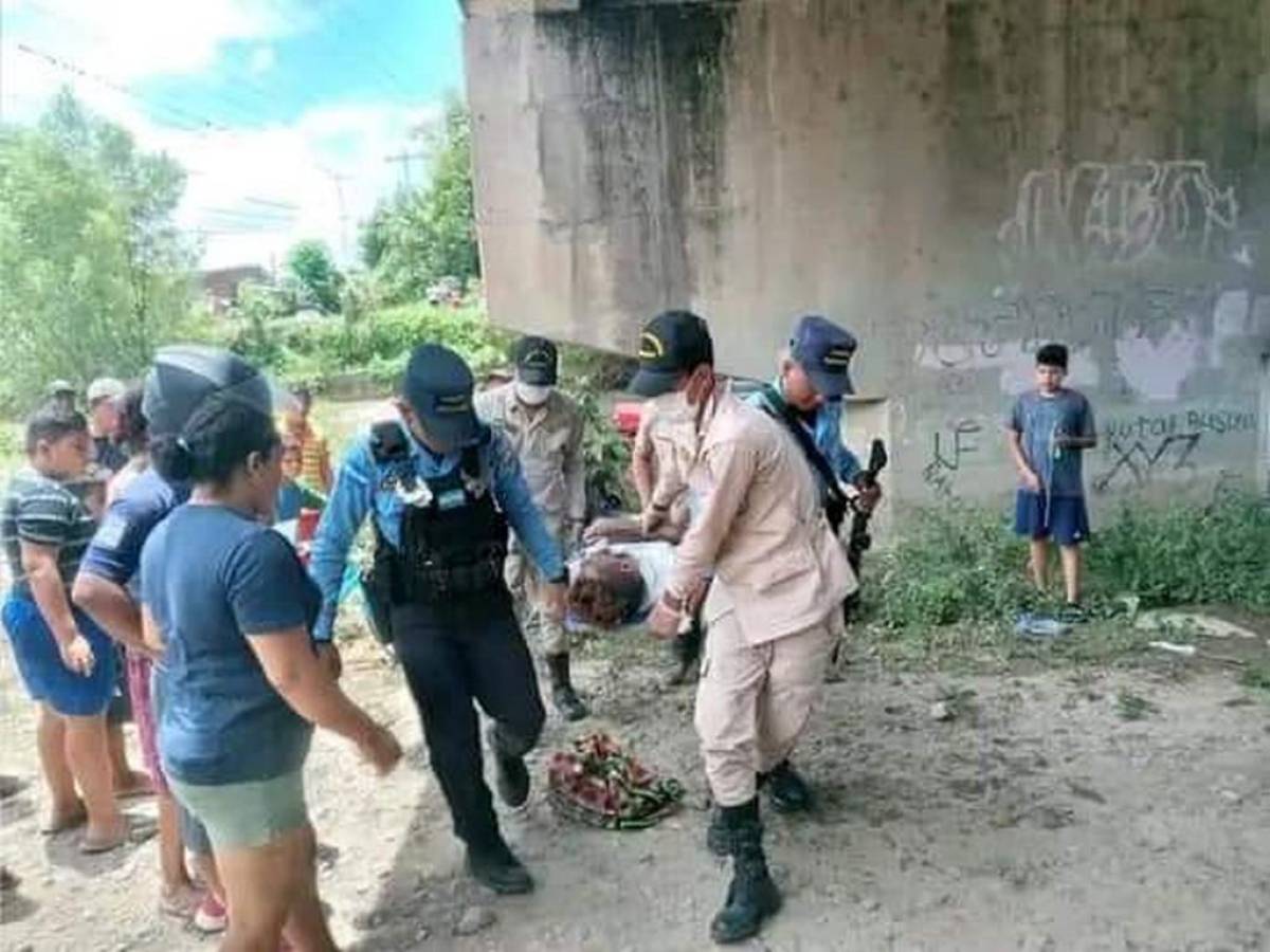 Personas alertaron a los cuerpos de socorro quienes acudieron a la zona para inmovilizar y rescatar al hombre.