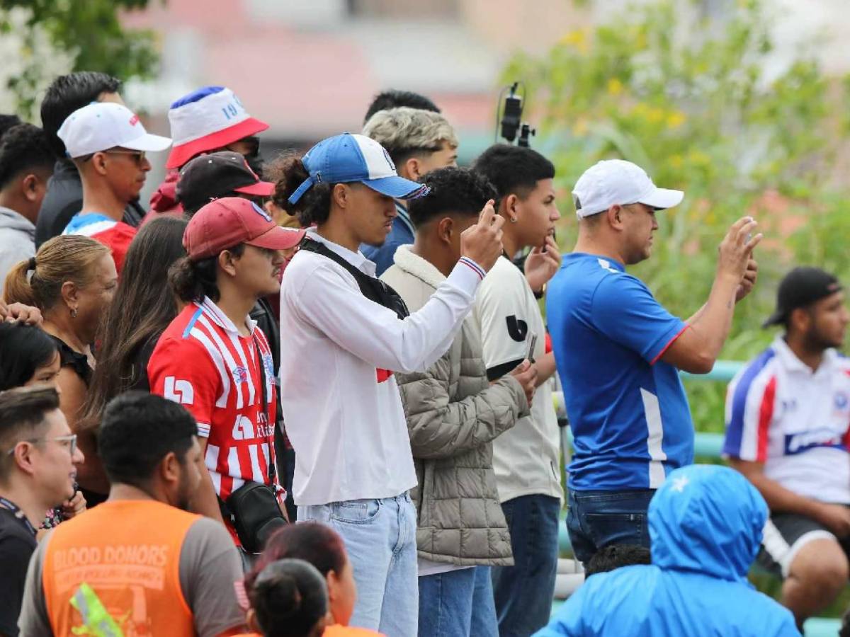 Ultra Fiel se luce en llegada al estadio Nacional para final ante Motagua