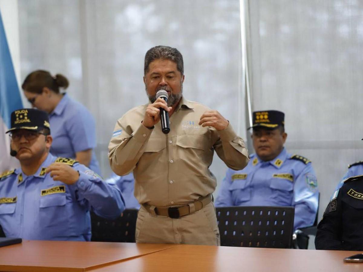 Ramón Sabillón sale de Honduras tras ser destituido como ministro de Seguridad