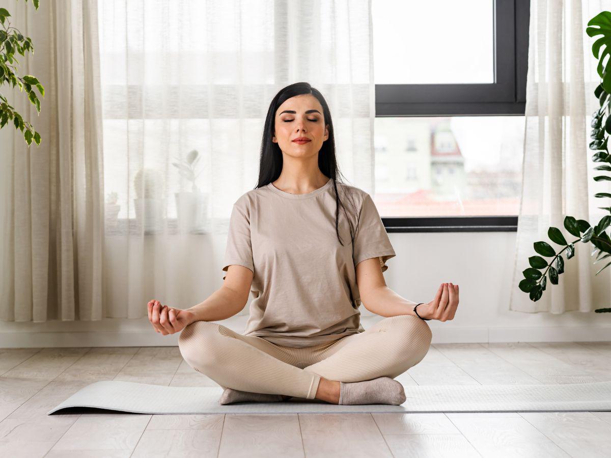 Si usted es de los que encuentra consuelo en la introspección, prácticas como la meditación o el mindfulness acompañadas de ejercicios de respiración consciente le pueden ser de utilidad, subraya la entrevistada.