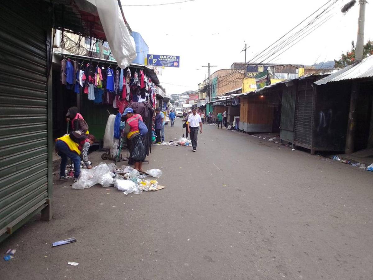 Llenas de basura amanecieron las calles de la capital tras la Nochebuena