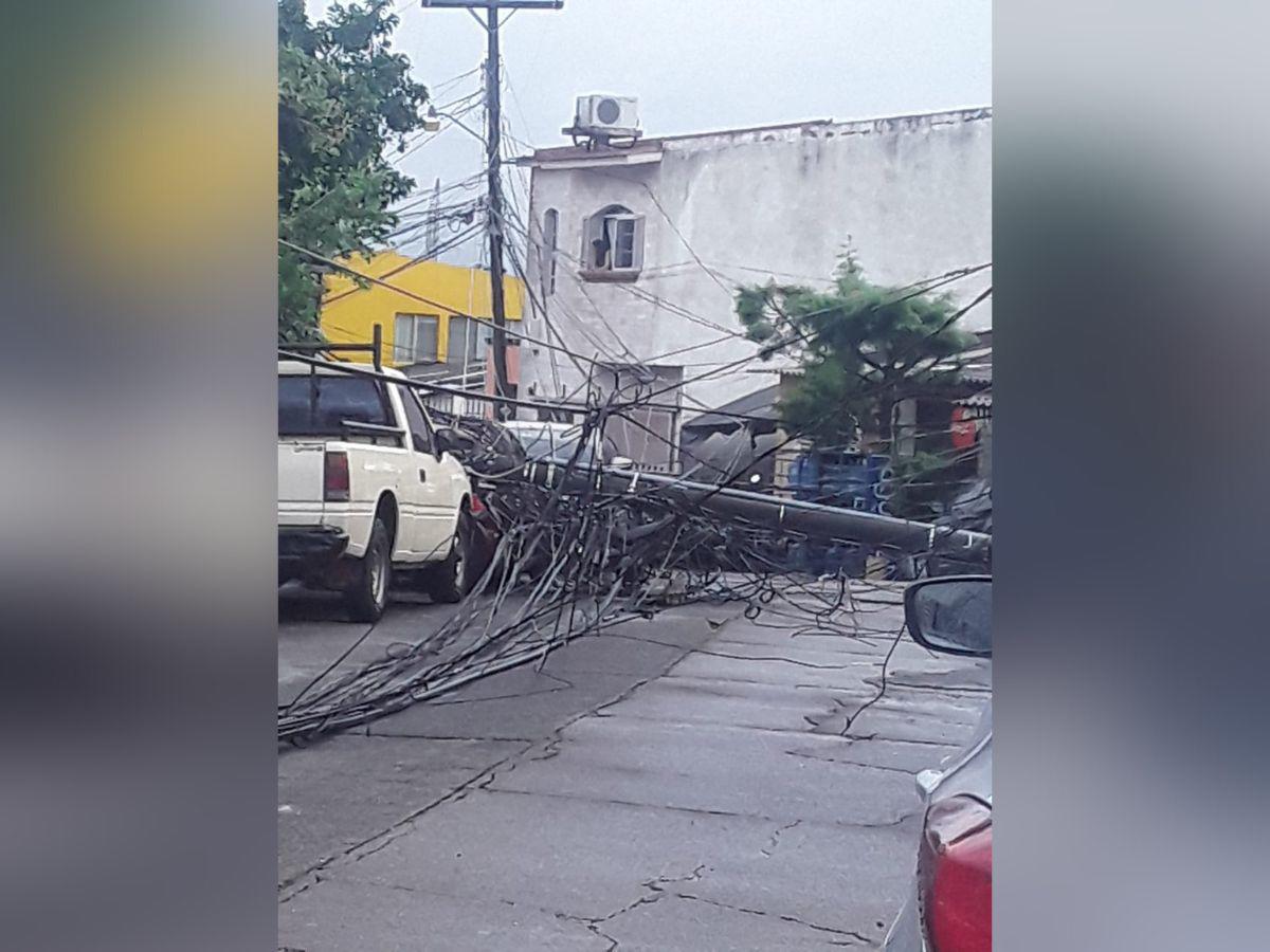 Este es uno de los postes caídos en la colonia Altos de Jacaleapa.