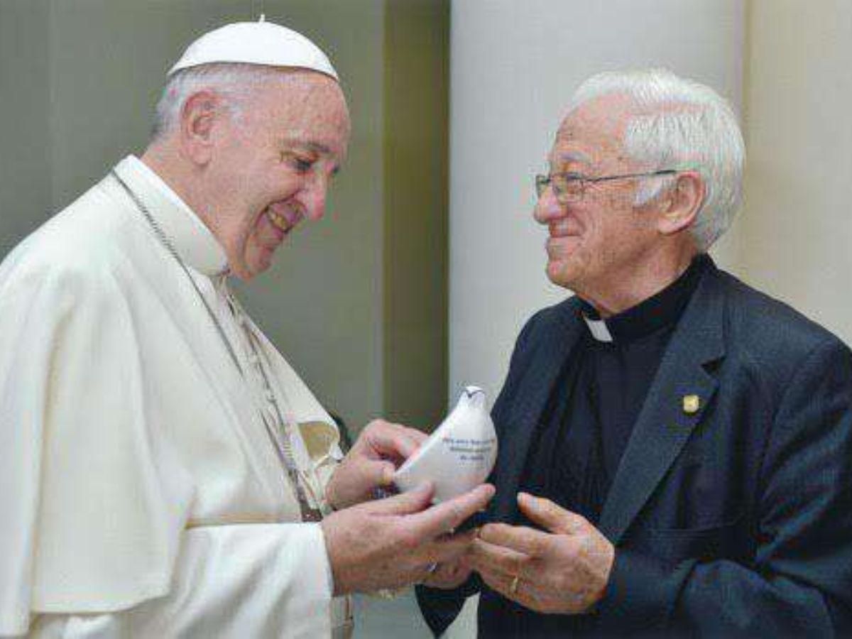 El papa Francisco recibió del padre Ángel la paloma de Mensajeros de la Paz.