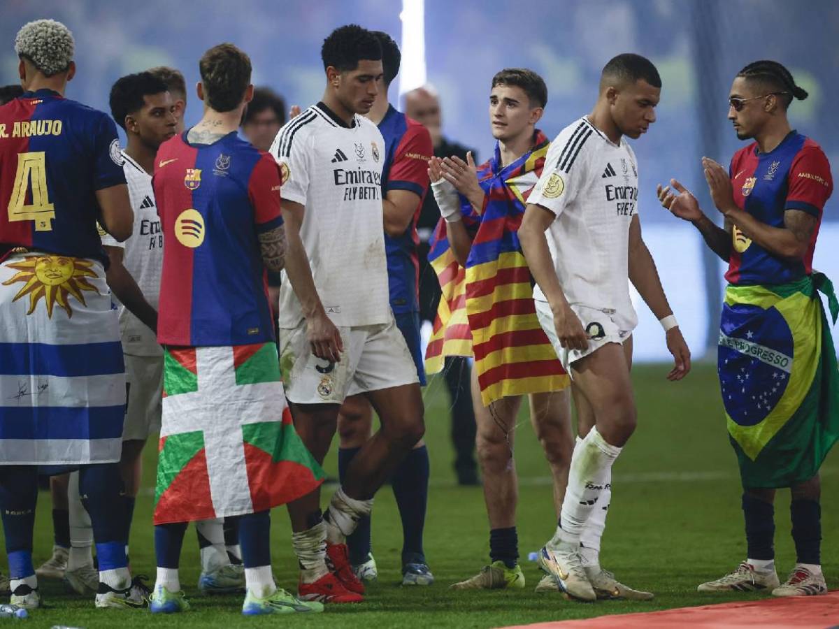 En fotos: Celebración del Barcelona tras coronarse campeón de la Supercopa ante Real Madrid