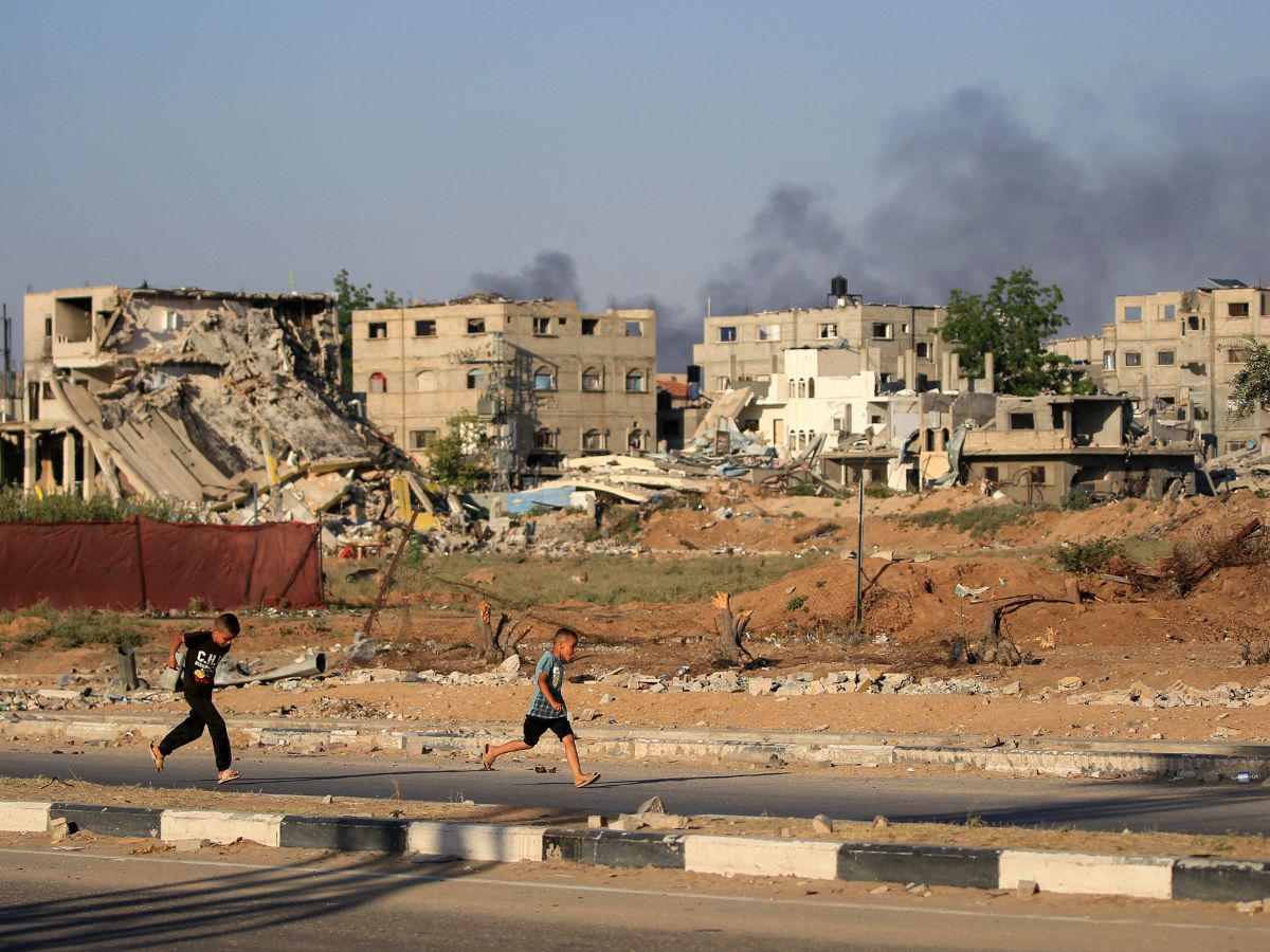 Israel bombardea centro de la Franja de Gaza en medio de nuevas negociaciones