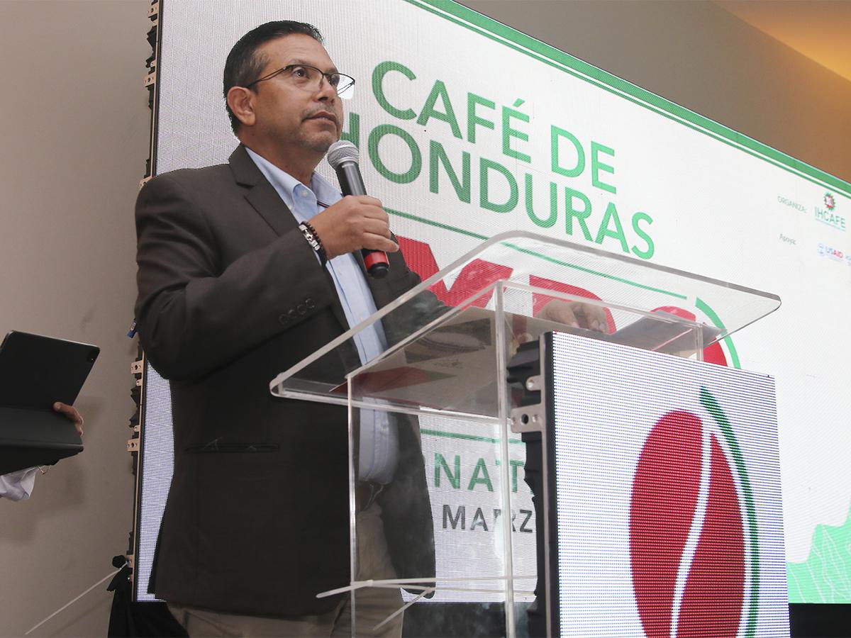 <i>Adilson Ávila, Gerente General de IHCAFE, hablando sobre la importancia del evento para la caficultura nacional.</i>