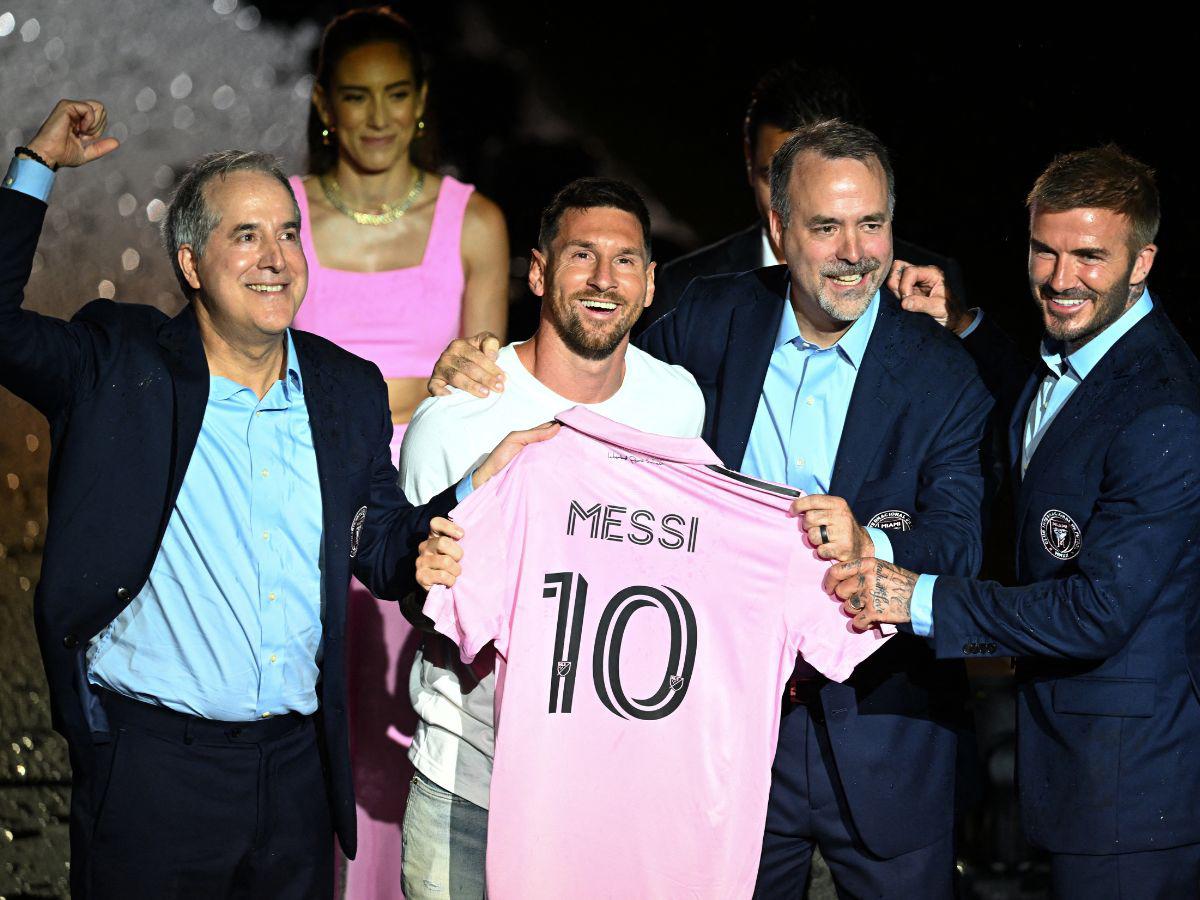 Messi posando junto a los dueños del Inter Miami.