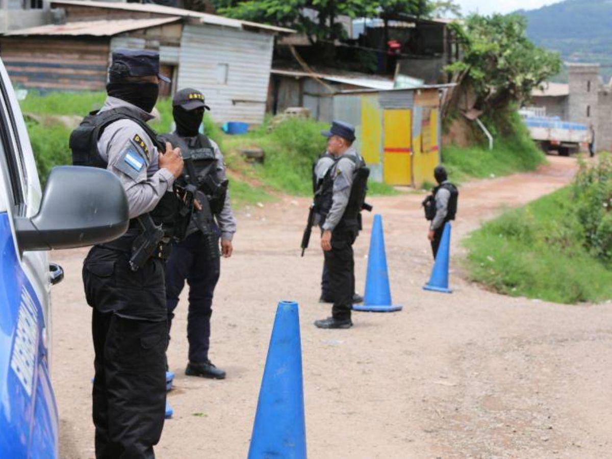 Estos eran los únicos agentes colocados en la calle de ingreso a la colonia Mirador de Oriente.