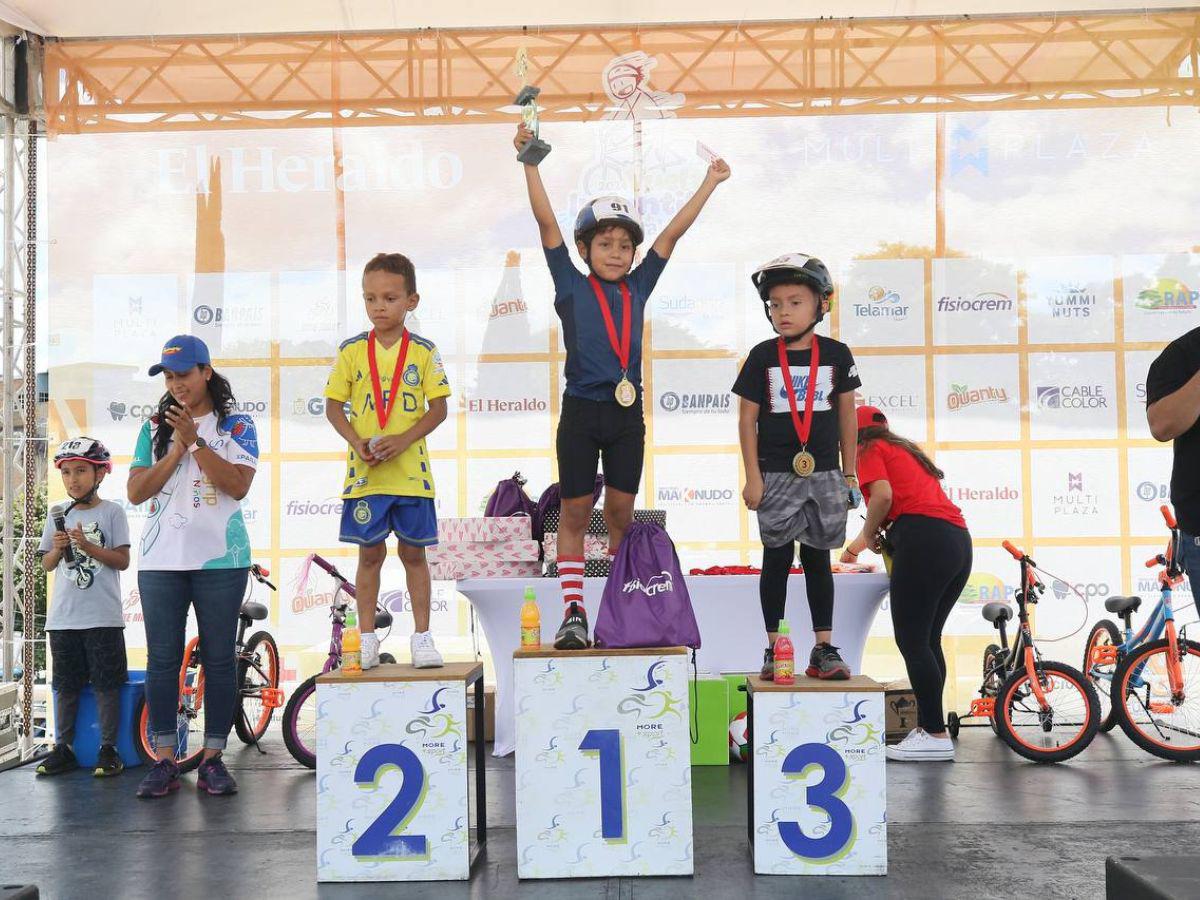 A toda marcha pedalearon niños y niñas en la categoría 5-6 años de la Vuelta Ciclística Infantil