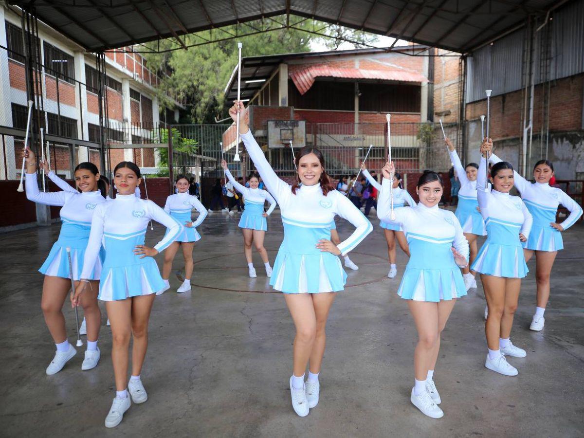 Las bellas palillonas del Instituto Jesús Aguilar Paz, llenas de orgullo y entusiasmo, listas para deslumbrar en el desfile del 15 de septiembre.