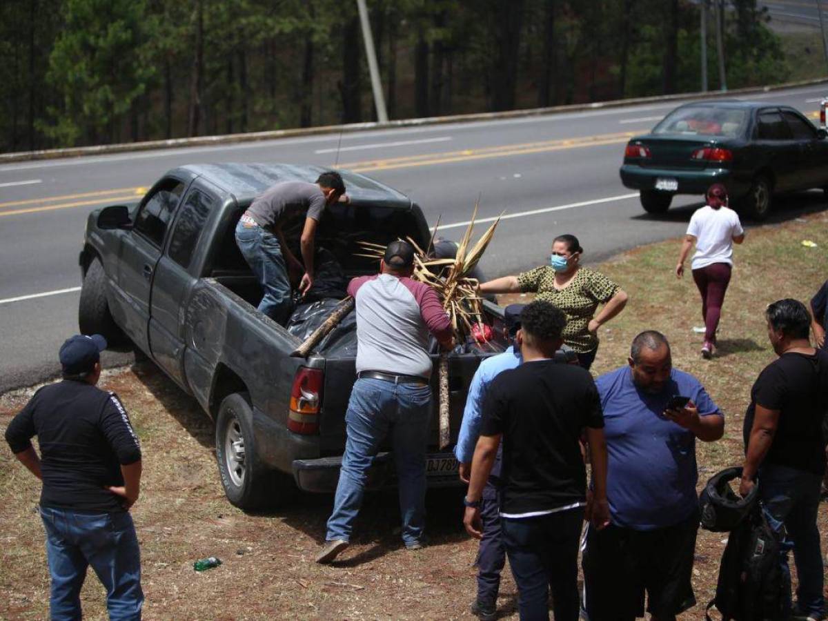 Con unos palos de leña, con la intención que el cadáver no se moviera, los familiares trasladaron el cuerpo de Daniel Ernesto Padilla Polanco (32) a la capital.