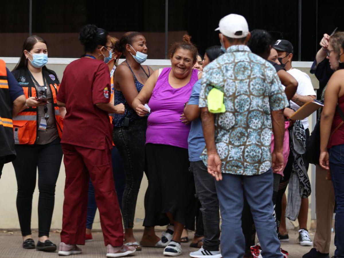 Familiares lloran la tragedia que apagó la vida de 46 mujeres en la cárcel femenina en Támara, Francisco Morazán.