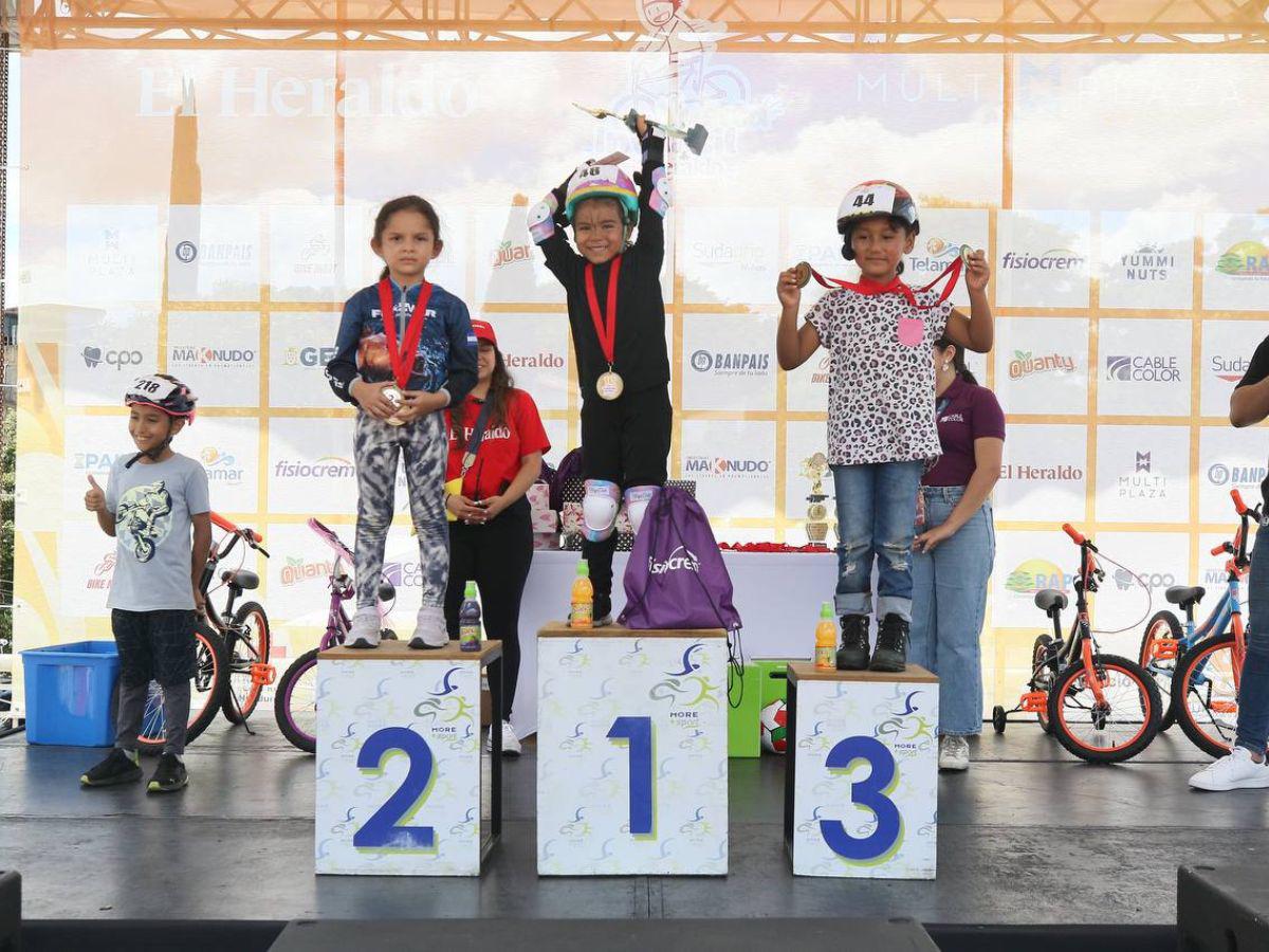 A toda marcha pedalearon niños y niñas en la categoría 5-6 años de la Vuelta Ciclística Infantil