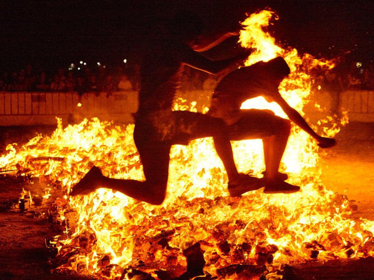 En algunas culturas, el solsticio es celebrado saltando sobre una hoguera como señal de suerte y salud.