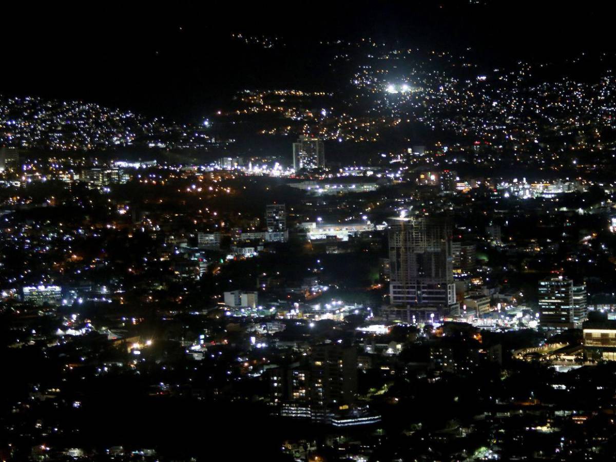 La capital viste sus noches de luces y alegría en la víspera de Navidad