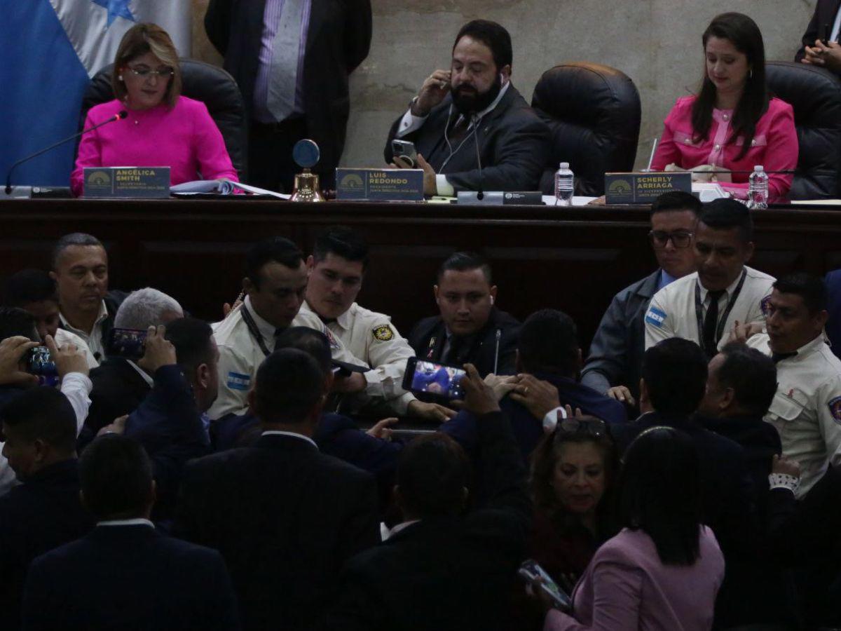 Lanzan botella con agua a Luis Redondo durante sesión en el Congreso Nacional