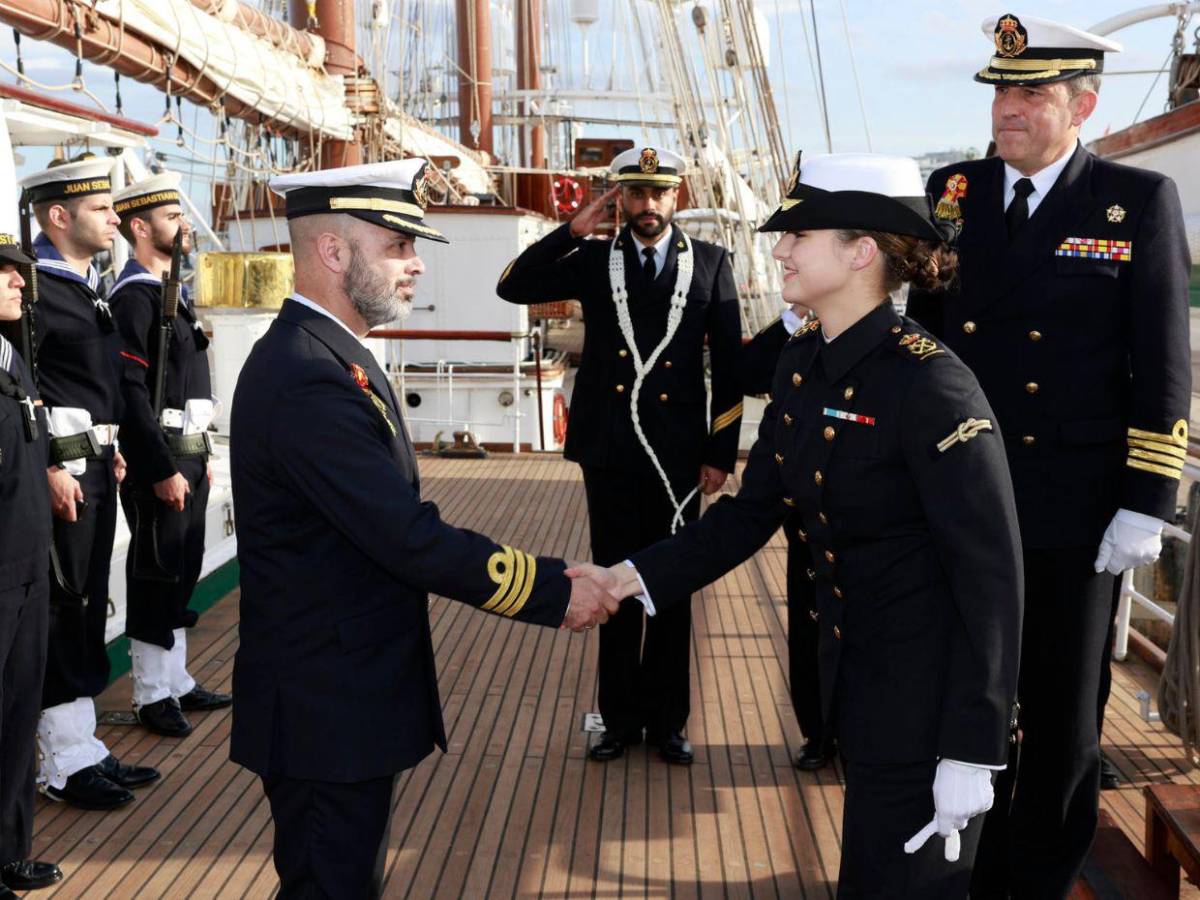 Princesa Leonor se embarca en el buque Elcano; estará en alta mar seis meses