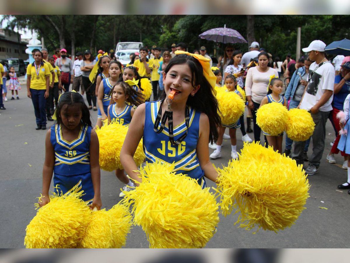 Bellas pomponeras ponen color y ritmo en los desfiles escolares de la capital este 2024