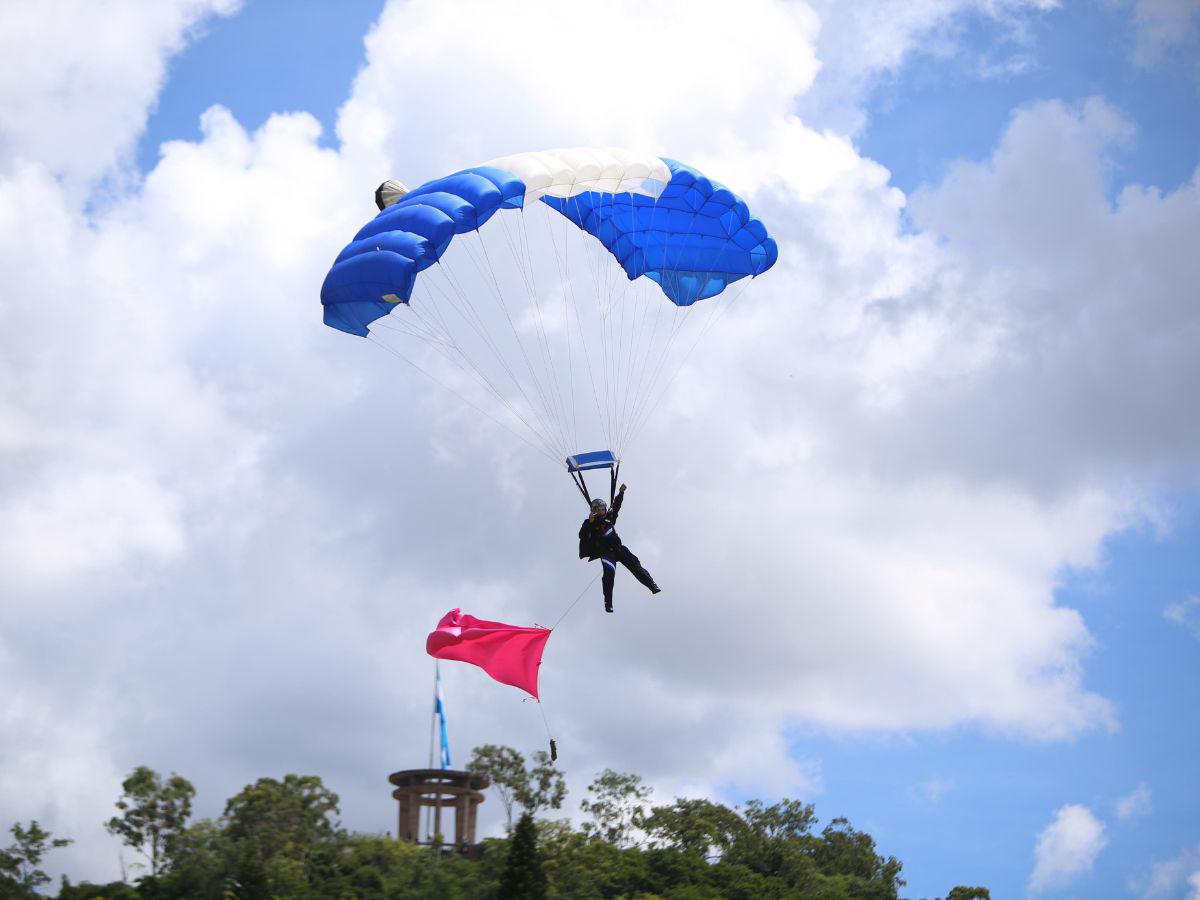 La mujer soldado portó una bandera rosa en conmemoración a las catrachas.