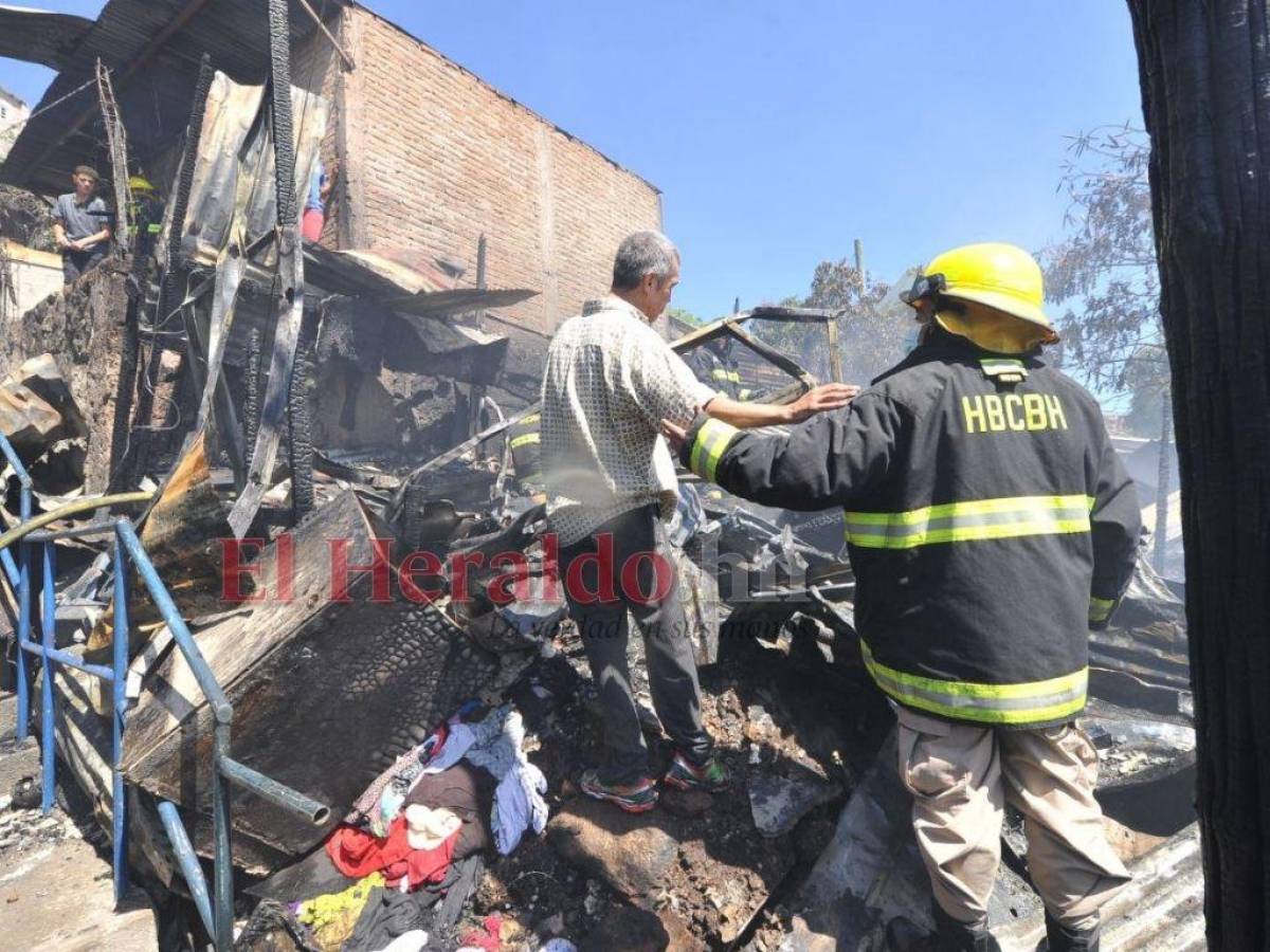 El pasado 4 de marzo un incendio consumió varias viviendas en la colonia Francisco Morazán de Tegucigalpa. Sus propietarios no pudieron salvar ninguna pertenencia.