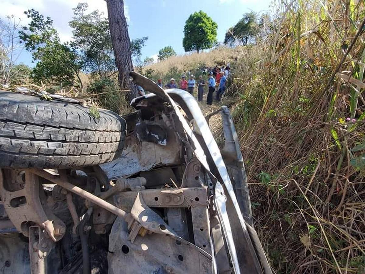 El automotor rodó desde la parte alta de la carretera al pasar por un curva conocida por ser muy cerrada.