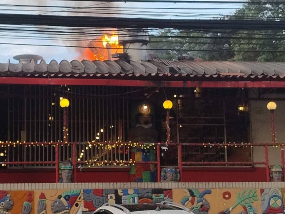 Imágenes del incendio en restaurante emblemático de Tegucigalpa; solo dejó daños materiales