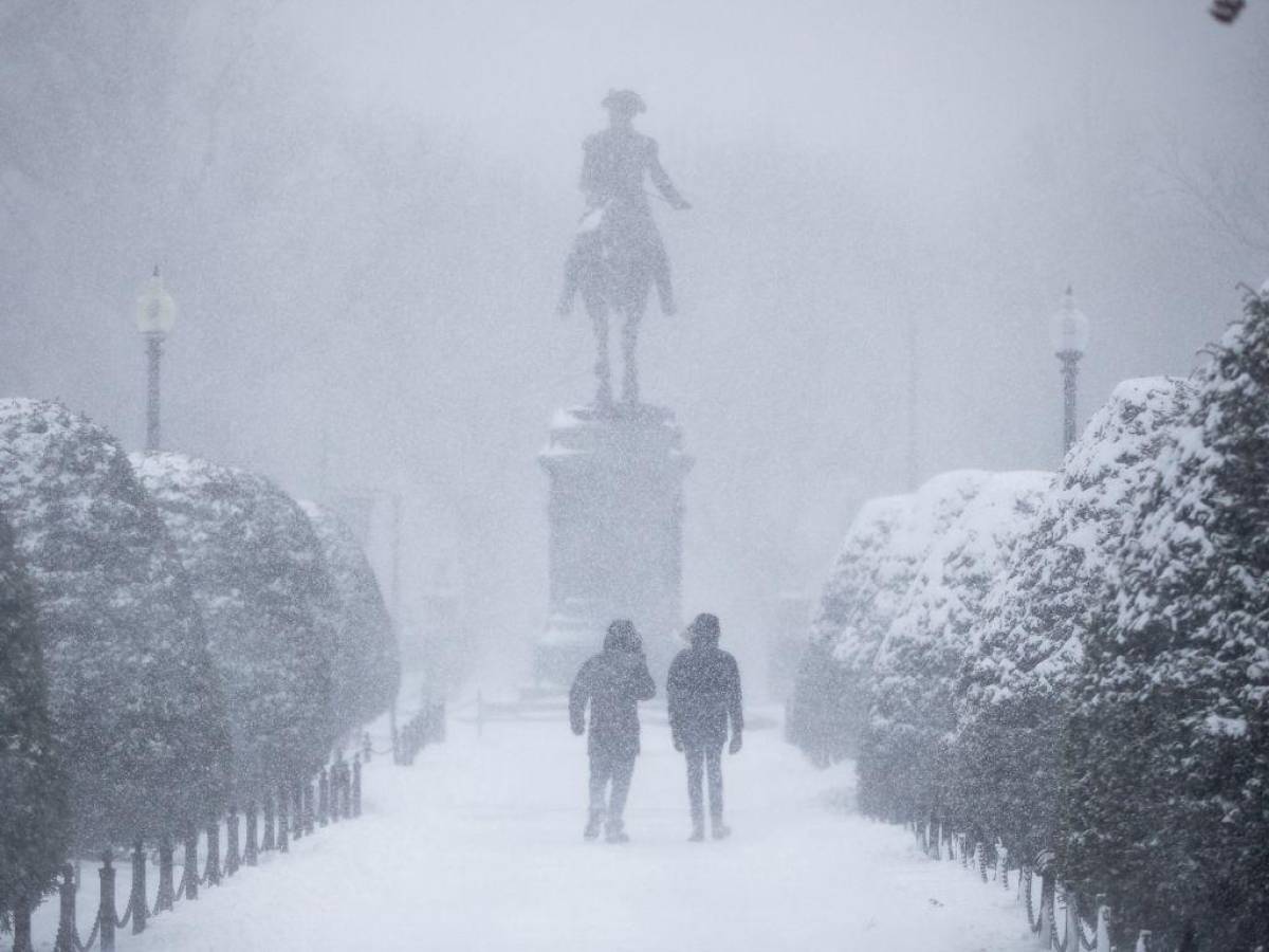 “Ciclón bomba” azota duro al este de EEUU con fuertes vientos y nevadas