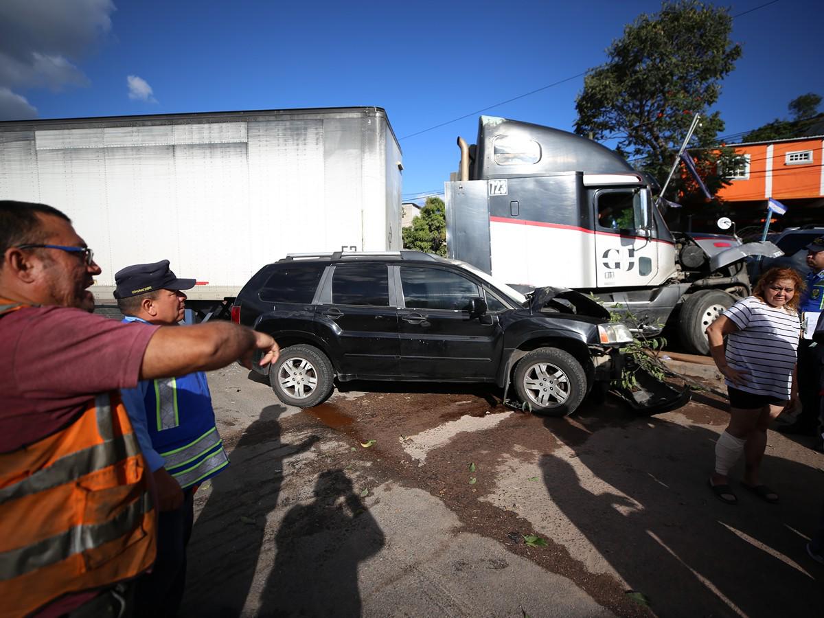 Así quedó esta camioneta tras ser víctima del impacto de la rastra.