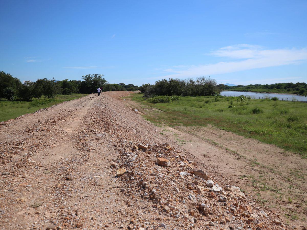 $!Esta borda de más de un kilómetro, según la SIT, fue edificada de tierra y piedra, para detener el caudal del río.