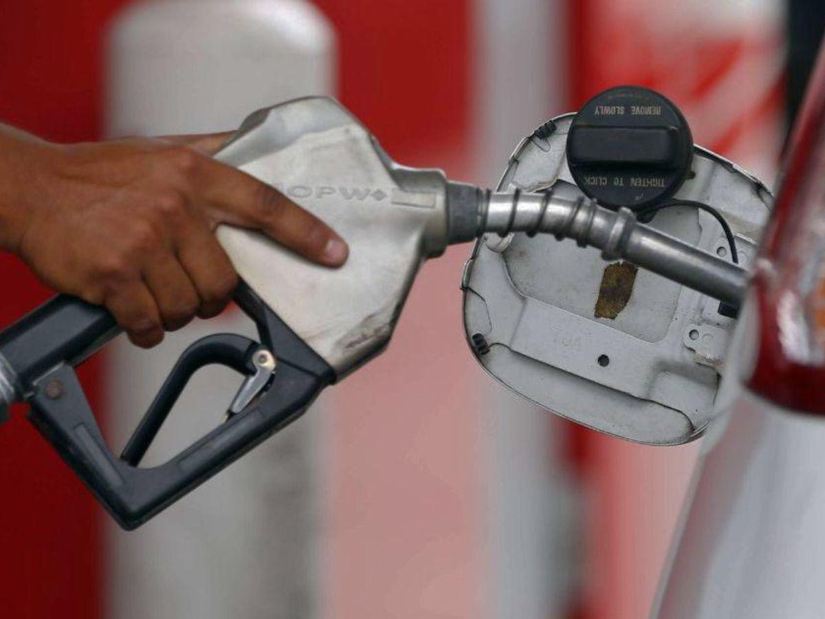 ¿Cómo se define el precio al consumidor de los combustibles en Honduras?