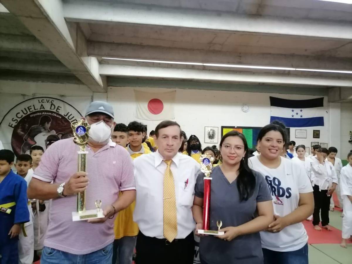 El profesor Jesús Ernesto Alvarado recibió un reconocimiento por gran trayectoria en el judo en Honduras.