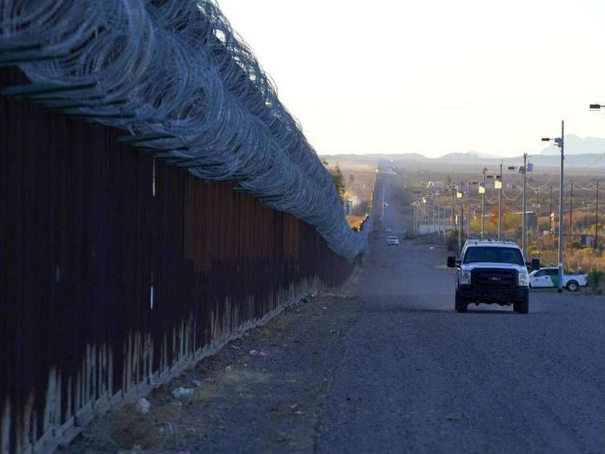 Muere mexicana tratando de escalar muro fronterizo con EEUU