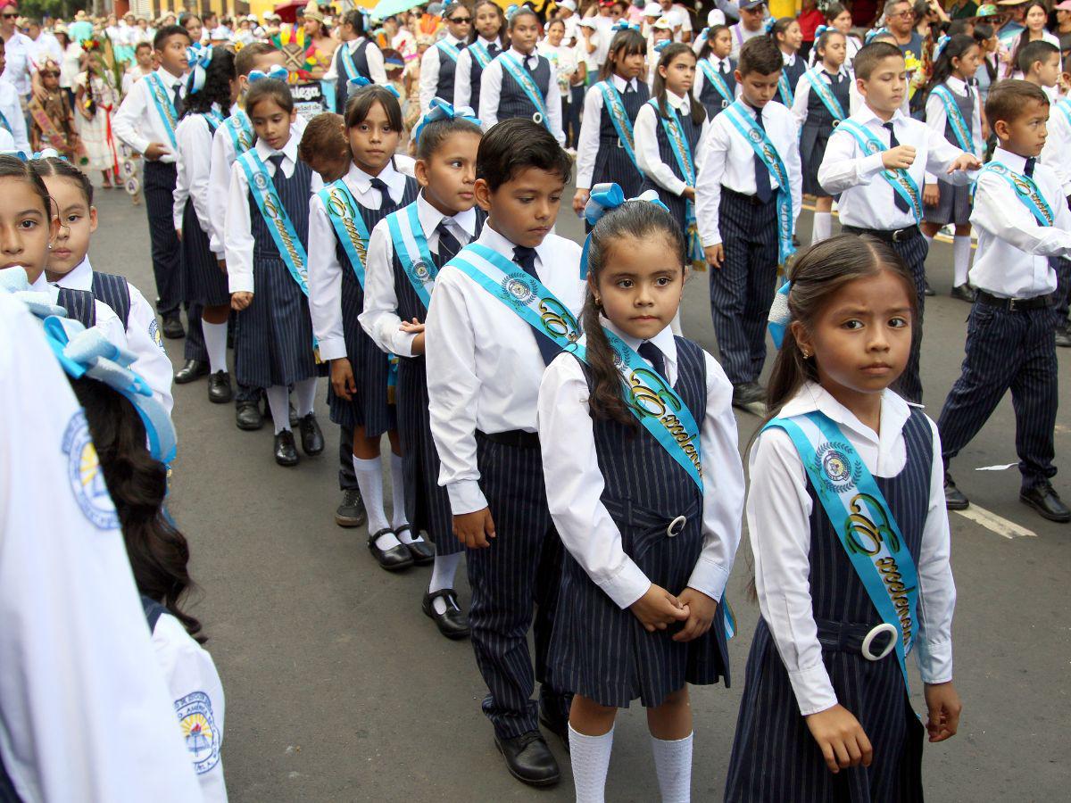 El Distrito Central se llenó de civismo con desfile de 400 escuelas