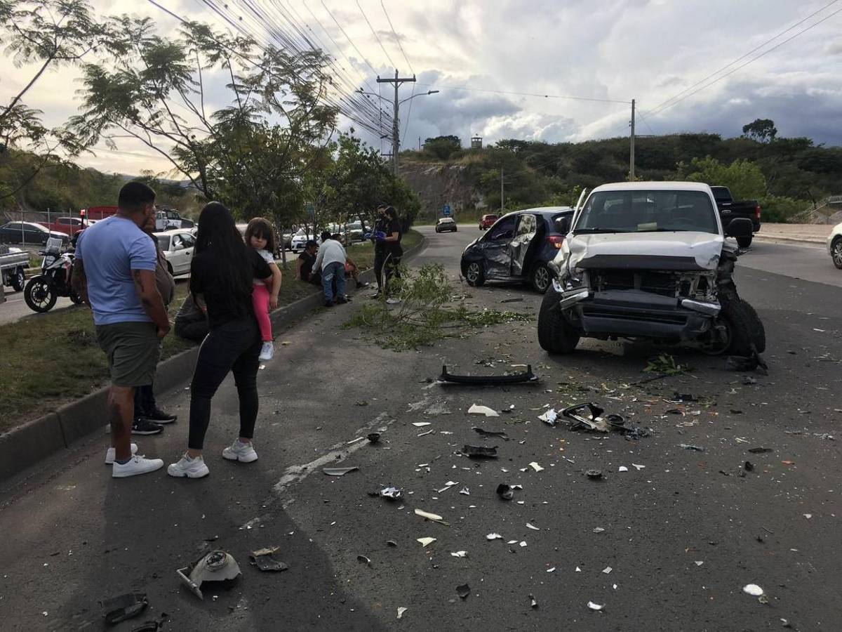 En contravía y sobre la mediana quedaron vehículos tras fuerte choque en anillo periférico