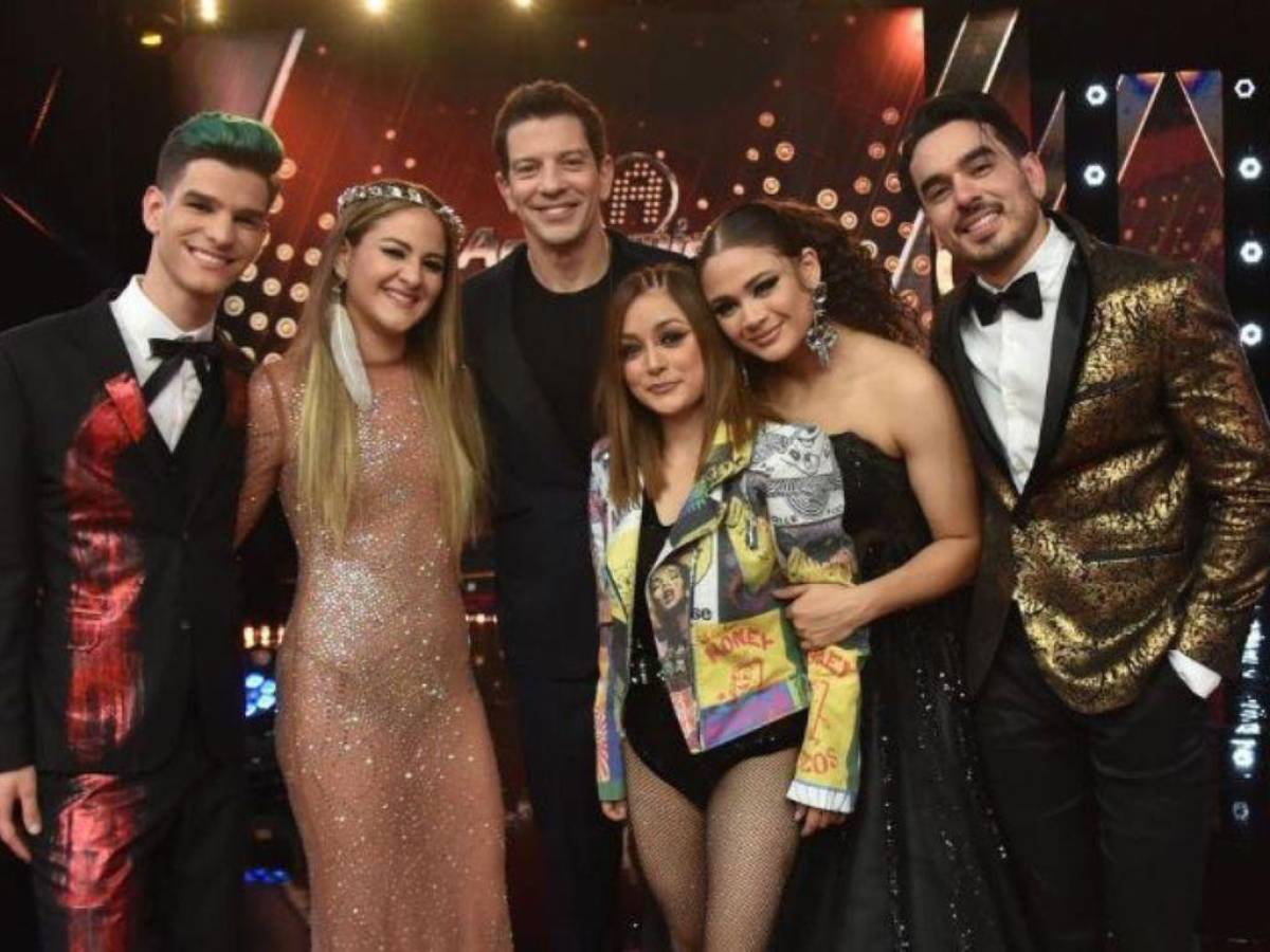 Yahir junto a Mar, Cesia, Rubí, Andrés y Nelson, finalistas del concurso de canto mexicano.