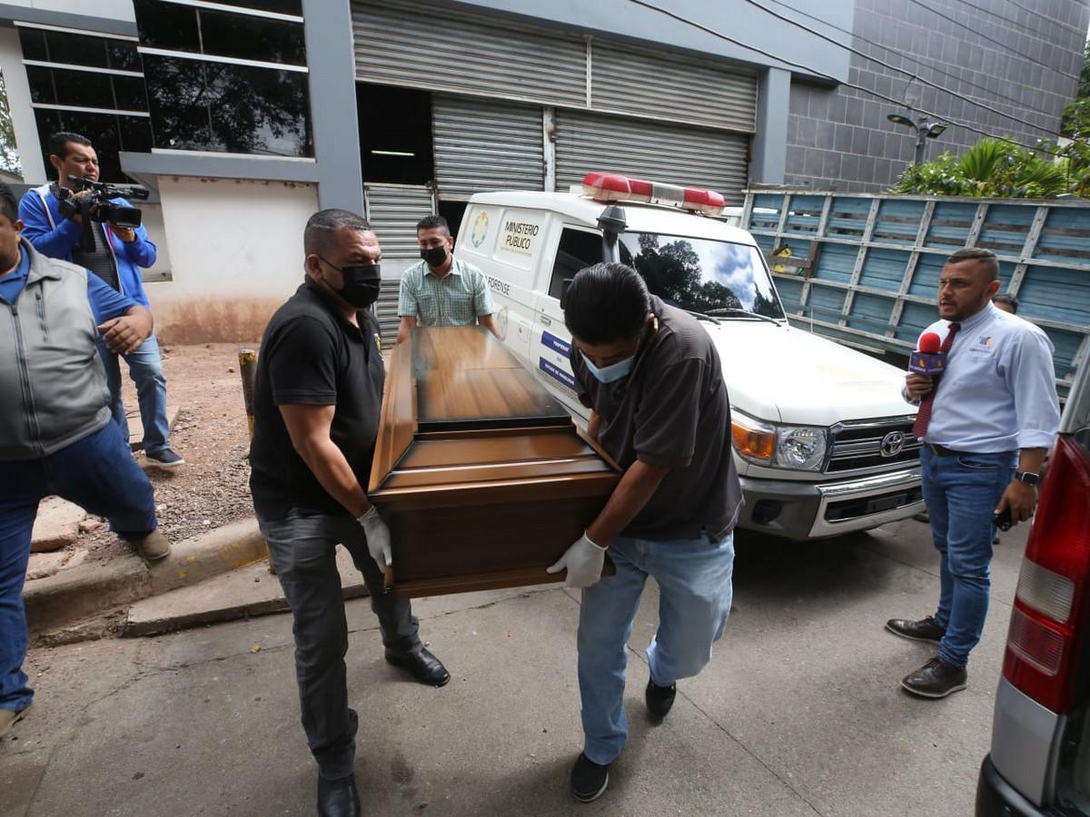 Momento en que el cuerpo del joven era retirado de la morgue capitalina.