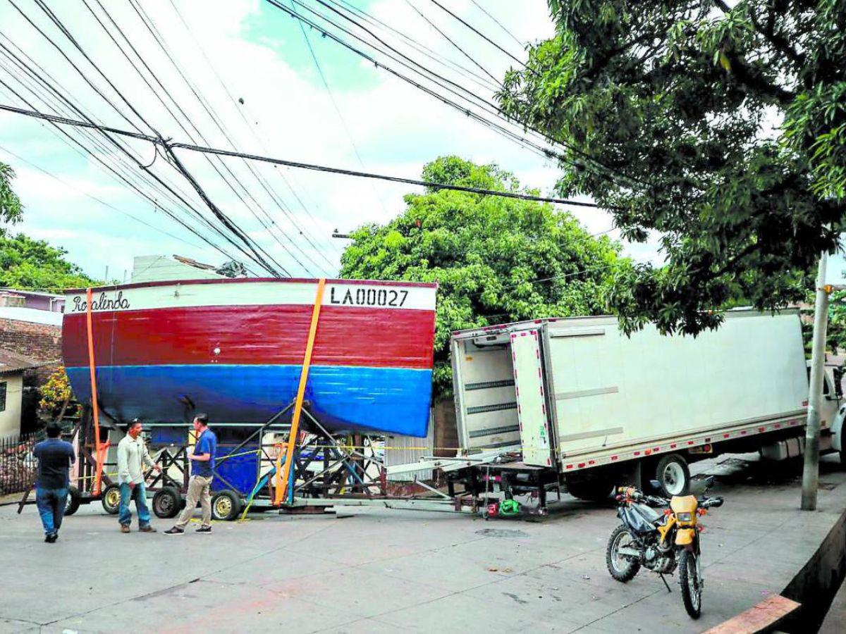 El primer velero construido por un capitalino que quedó varado lejos del mar