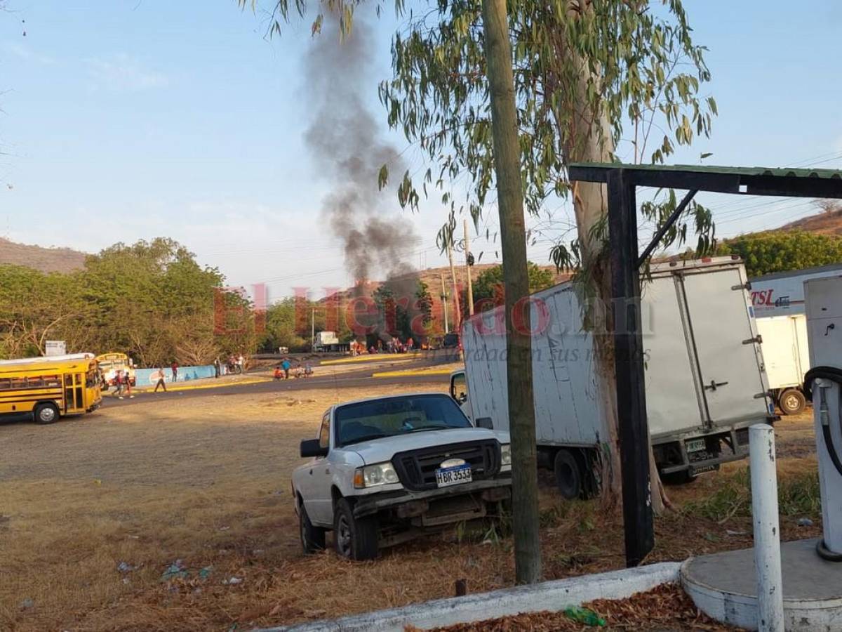 Los trabajadores en protesta esperan que se lea acredite el pago para liberar la carretera.